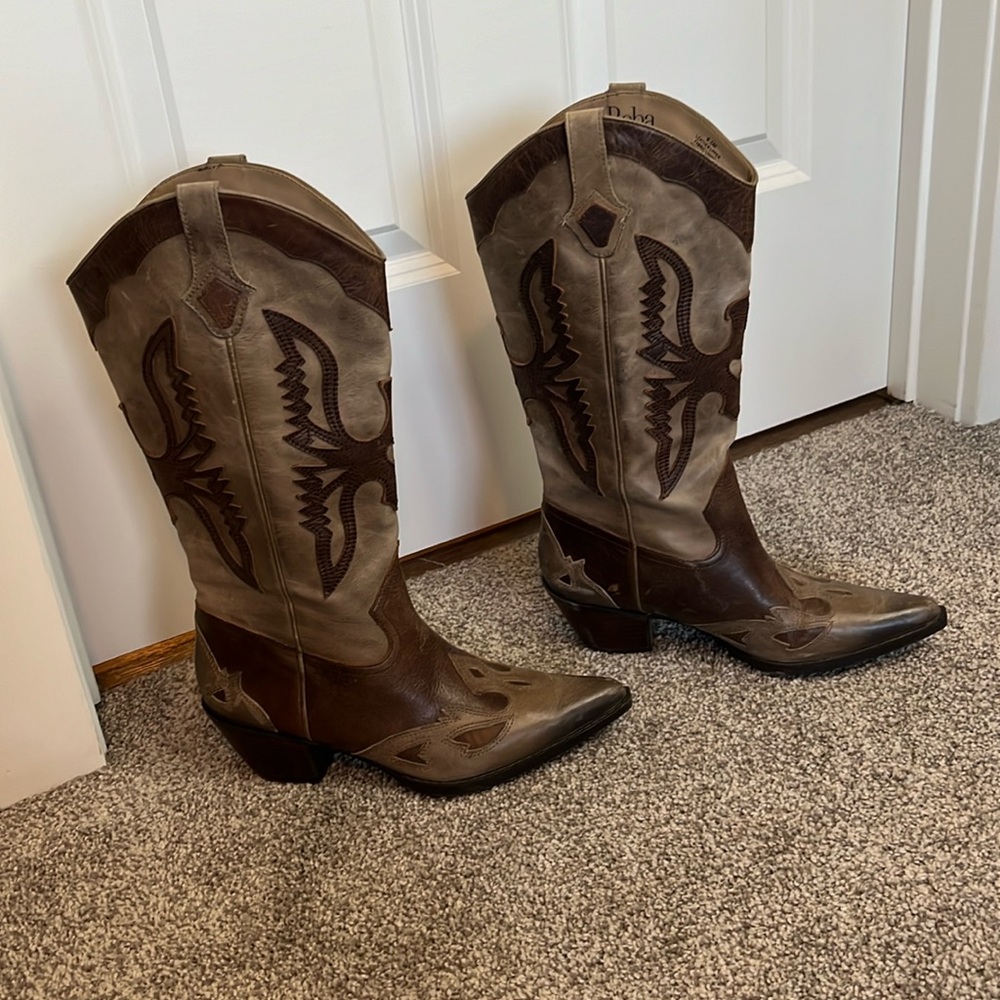 Reba Two Toned Soaring Eagle Pointed Toe Western Boots Size 6.5